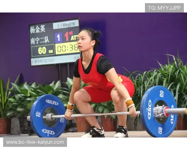 举重俱乐部加强青少年技术动作规范与防伤教育，青少年举重比赛视频大全